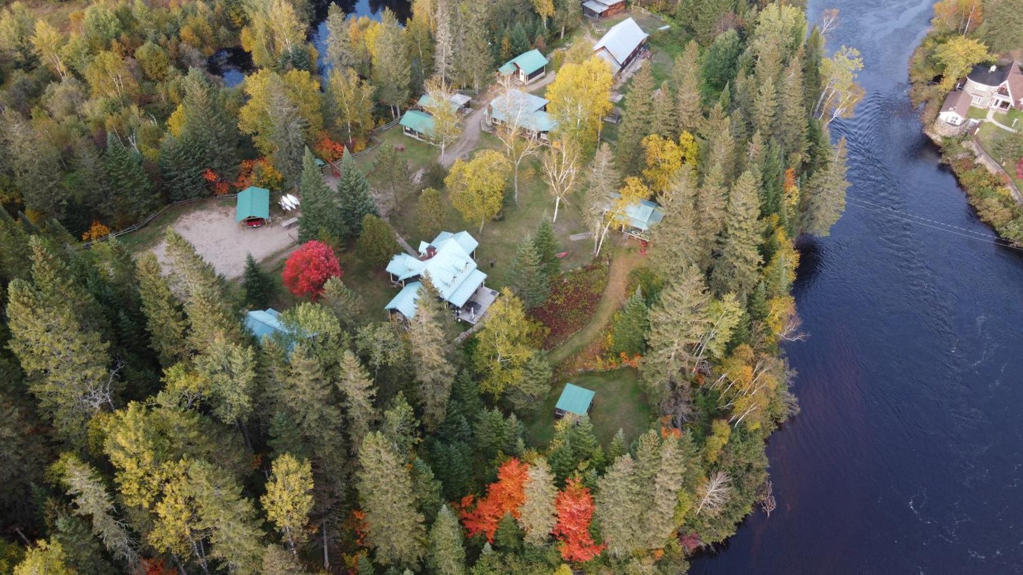 Domaine Le Bostonnais - Le Village En Bois Rond La Tuque Luaran gambar
